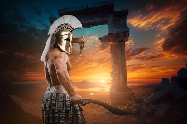 Art Naked Greek Soldier Muscular Build Columns Sky — Stock Photo, Image