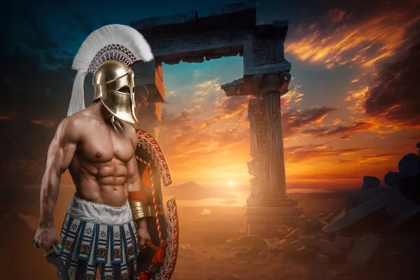 古代ギリシャの筋肉戦士の芸術裸の胴の盾と剣を保持します — ストック写真