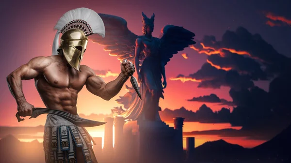 古希腊赤身裸体战士的画像 在日落和多云的天空面前摆姿势 — 图库照片