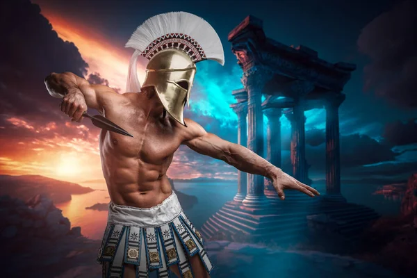 Искусство Сильного Воина Древней Греции Обнаженным Туловищем Оперенным Шлемом — стоковое фото