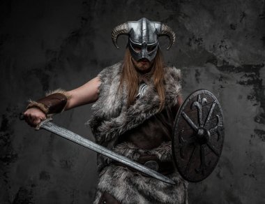 Kürk giymiş, dövüş duruşu vermiş vahşi Viking portresi..