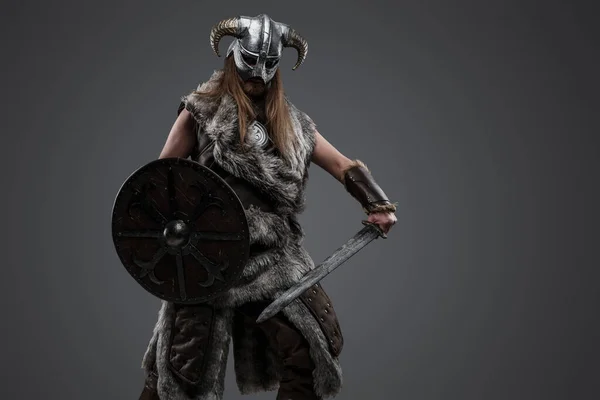 带有灰色背景的盾牌和剑的古代北方战士工作室拍摄 — 图库照片