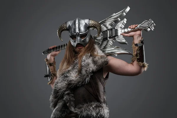 Porträt Eines Nordischen Krieger Gitarristen Mit Pelz Und Gehörntem Helm — Stockfoto