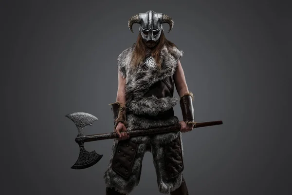 毛と長い髪を持つ北からの野蛮人のショット巨大な斧を保持 — ストック写真