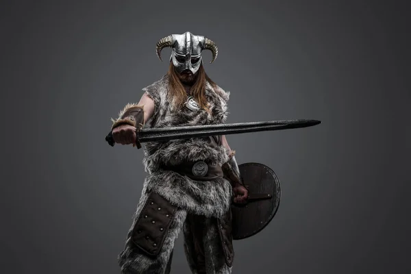 Tiro Vikingo Antiguo Vestido Piel Casco Con Cuernos Contra Fondo —  Fotos de Stock