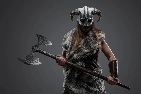 毛と長い髪を持つ北からの野蛮人のショット巨大な斧を保持 — ストック写真