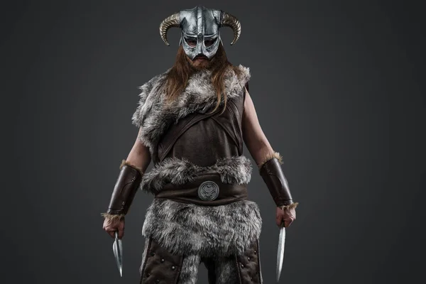 Výstřel Dlouhosrstého Vikinga Minulosti Kožešinou Helmou Dvěma Dýkami — Stock fotografie