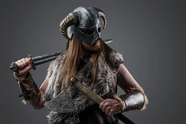 Kürk Giymiş Boynuzlu Miğfer Takmış Kılıç Balta Tutan Skandinav Barbarının — Stok fotoğraf