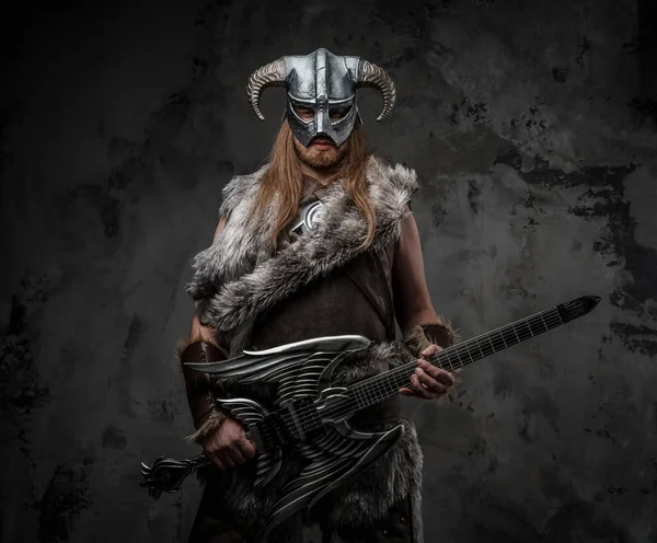 Studioaufnahme Eines Skandinavischen Barbaren Mit Gitarre Und Gehörntem Helm — Stockfoto