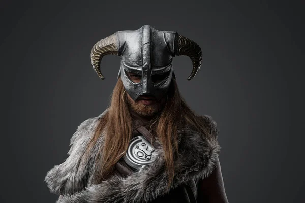 Portret Van Viking Uit Het Verleden Met Gehoornde Helm Kijkend — Stockfoto