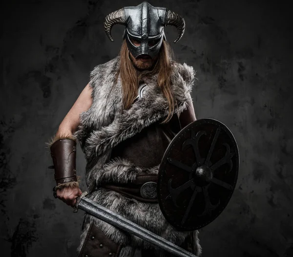 Kürk Giymiş Dövüş Duruşu Vermiş Vahşi Viking Portresi — Stok fotoğraf