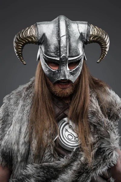 Boynuzlu Miğferli Viking Portresi Gri Arka Planda Kameraya Bakıyor — Stok fotoğraf