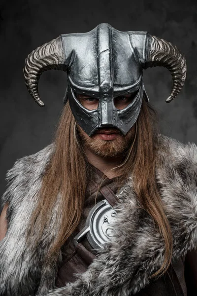Portrét Vikinga Minulosti Rohatou Helmou Hledící Kamery Šedém Pozadí — Stock fotografie