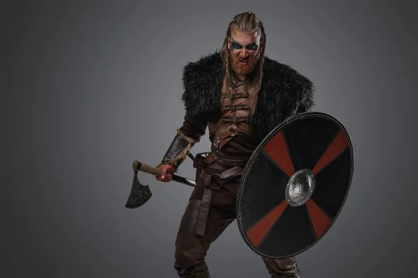 Gri Arka Planda Deri Zırh Kürk Giymiş Öfkeli Skandinav Savaşçısının — Stok fotoğraf