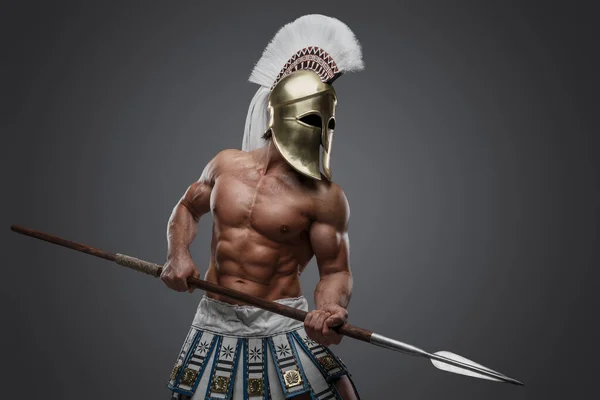 Mükemmel Vücutlu Mızraklı Tüylü Miğfer Takmış Yunan Sporcusu — Stok fotoğraf