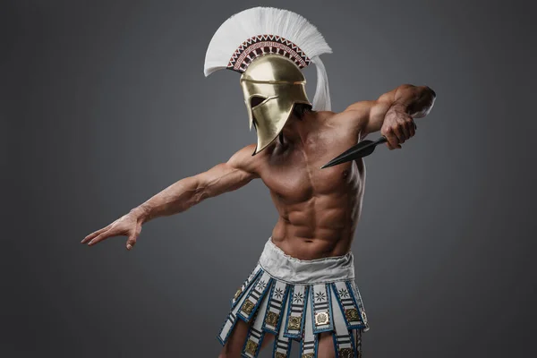トップレス戦士のショットからギリシャ語とともに完璧な体でグレーの背景 — ストック写真
