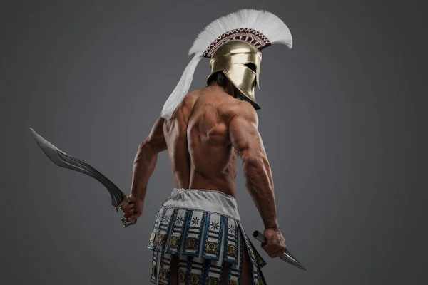 古代ギリシャの灰色の背景の筋肉の戦士に隔離されたショット — ストック写真