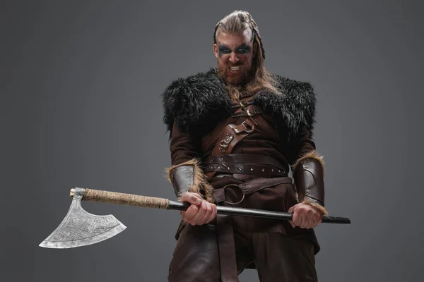 Shot Fearful Barbarian North Dressed Black Fur Holding Huge Axe — Stock Photo, Image