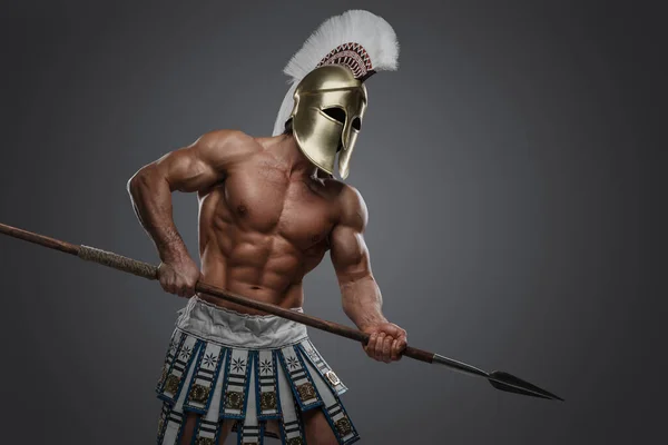 射击希腊运动员与完美的身体和矛穿着羽毛头盔 — 图库照片