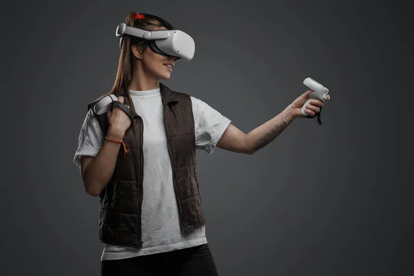 未来的な仮想現実ヘッドセットを使用してカジュアル服を着た女性 — ストック写真