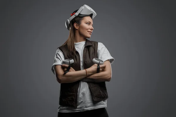 Happy Woman Virtual Reality Headset Posing Grey Background — Stock Photo, Image