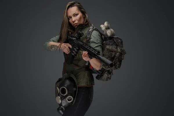 Studio Shot Female Mercenary Carrying Backpack Holding Rifle — Stock Photo, Image