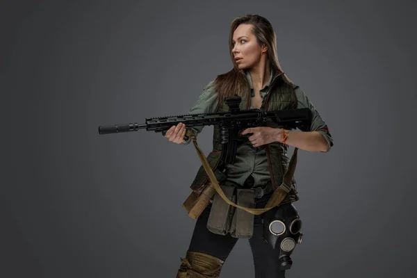 Retrato Mujer Militar Con Rifle Mirando Lado Aislado Sobre Fondo — Foto de Stock