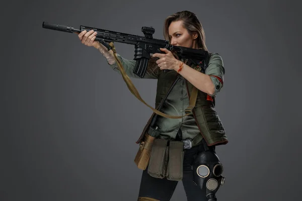 Portret Van Een Militaire Vrouw Met Geweer Zoek Naar Kant — Stockfoto