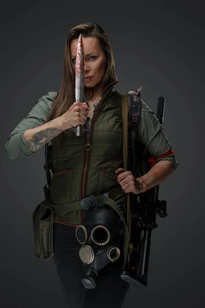 Kıyametten Sonra Paralı Asker Olan Kahverengi Saçlı Kadın Portresi — Stok fotoğraf