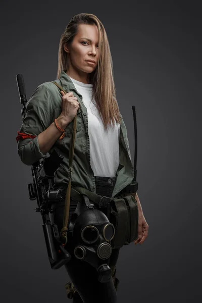 Porträt Einer Mörderin Mit Gewehr Postapokalyptischen Stil Vor Grauem Hintergrund — Stockfoto