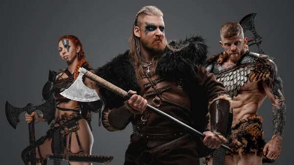 Studio Záběr Starověkých Vikingů Kožešinou Osami Šedém Pozadí — Stock fotografie