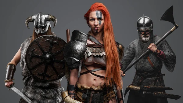 Kızıl Saçlı Yanında Iki Savaşçı Olan Barbar Viking Kadının Stüdyo — Stok fotoğraf
