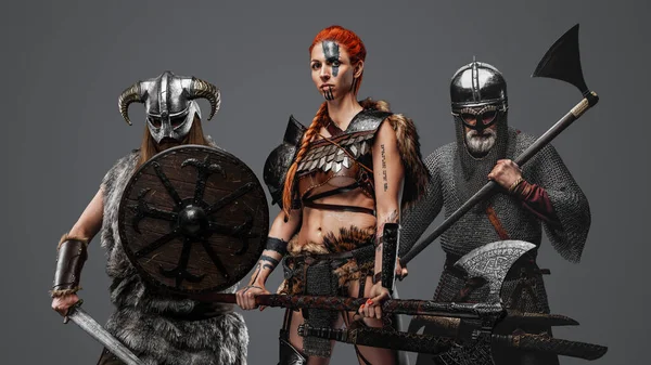 Kızıl Saçlı Yanında Iki Savaşçı Olan Barbar Viking Kadının Stüdyo — Stok fotoğraf