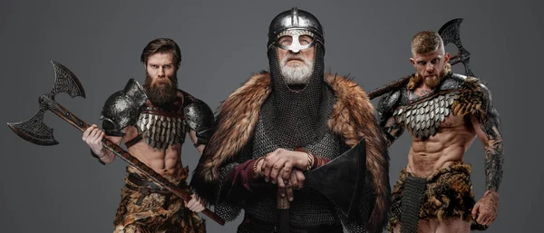 鎧や毛皮を着た斧を持つアンティークのバイキング戦士の肖像 — ストック写真