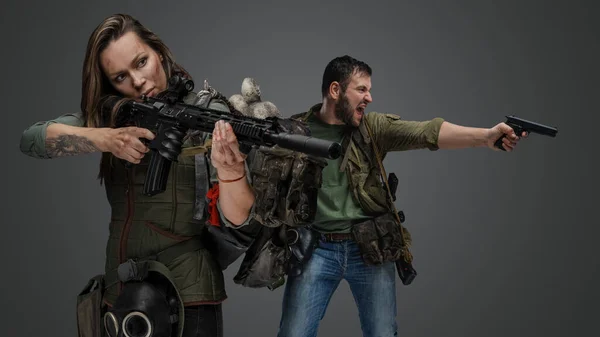 Stüdyo Çekiminde Kadın Tüfeği Bağıran Adam Kıyamet Sonrası Çekim Yapıyor — Stok fotoğraf