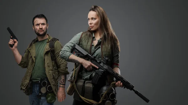 Studio Shot Post Apocalyptic Couple Survivors Guns Gray Background — Stock Photo, Image