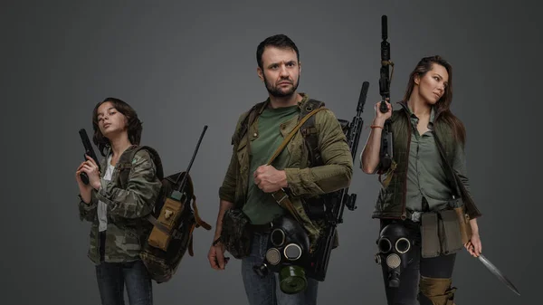 Portré Három Ember Túlélők Fegyverrel Poszt Apokaliptikus Stílusban — Stock Fotó