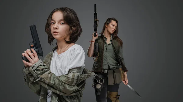 Студійний Знімок Двох Жінок Які Вижили Зброєю Пост Апокаліптичному Стилі — стокове фото