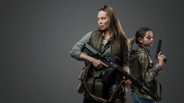 Studio Shot Van Twee Vrouwelijke Overlevenden Met Geweren Post Apocalyptische — Stockfoto