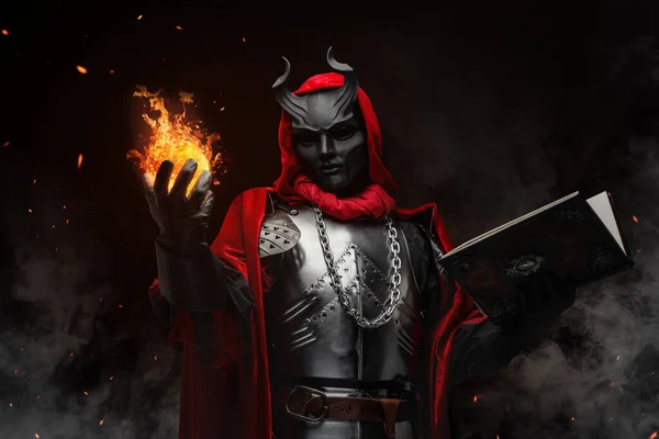 Portret Złego Czarnoksiężnika Kulą Ognia Ubraną Czerwony Szlafrok Rogatą Maskę — Zdjęcie stockowe