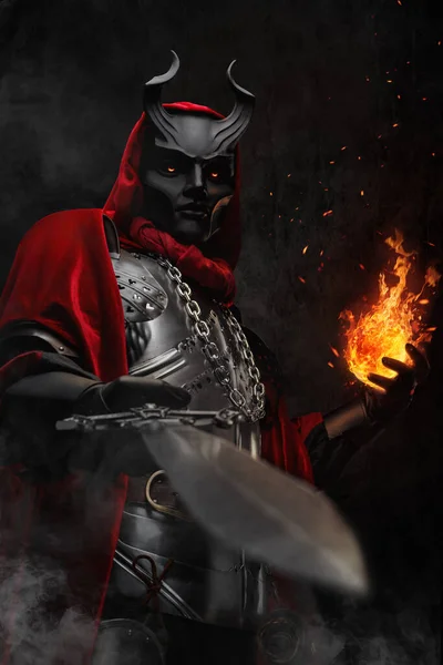 Sztuka Ezoterycznego Czarodzieja Ubranego Srebrną Cuirass Czerwoną Szatę Odlewania Fireball — Zdjęcie stockowe