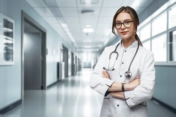 Portrait Chirurgienne Vêtue Une Robe Blanche Posant Contre Couloir Hôpital — Photo