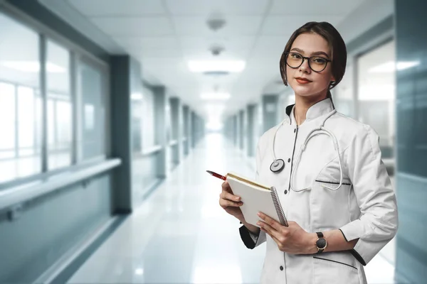 Portrait Chirurgienne Vêtue Une Robe Blanche Posant Contre Couloir Hôpital — Photo