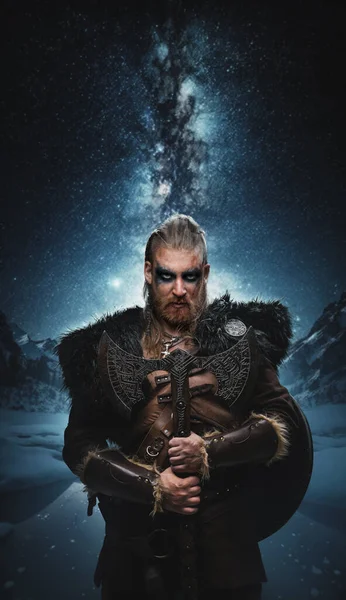 Dağlara Yıldızlı Gökyüzüne Makyaj Yapmış Skandinav Savaşçısı Sanatı — Stok fotoğraf