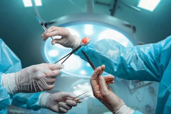 Két Sebészeti Fogóval Szikével Ellátott Fecskendővel Meglőtt Orvos — Stock Fotó