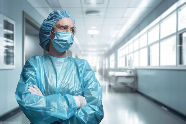 Tiro Mulher Cirurgião Posando Com Braços Cruzados Contra Corredor Hospital — Fotografia de Stock