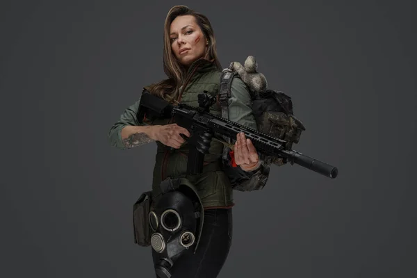 Estudio Tiro Mercenario Femenino Con Mochila Rifle Mano — Foto de Stock