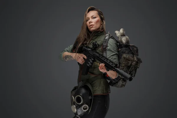 Estudio Tiro Mercenario Femenino Con Mochila Rifle Mano —  Fotos de Stock