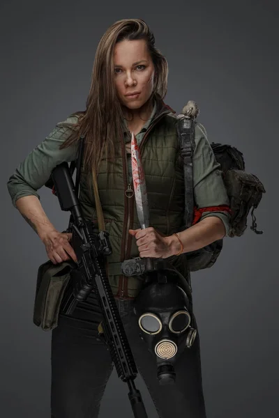 Portrait Female Killer Gun Knife Carrying Backpack Grey Background — Stock Photo, Image