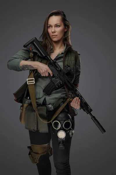 Gri Arka Planda Tüfeği Olan Kahverengi Saçlı Kadın Katilin Portresi — Stok fotoğraf